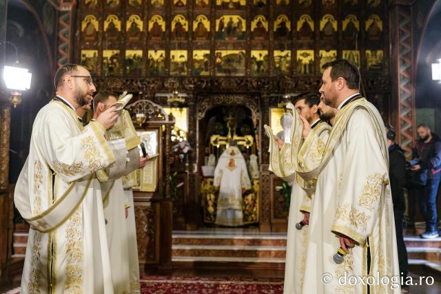Sfânta Liturghie de la Proclamarea Canonizării Sfântului Cuvios Mucenic Visarion de la LainiciSfânta Liturghie de la Proclamarea Canonizării Sfântului Cuvios Mucenic Visarion de la Lainici