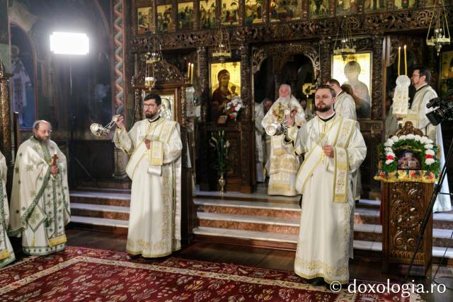 Sfânta Liturghie de la Proclamarea Canonizării Sfântului Cuvios Mucenic Visarion de la LainiciSfânta Liturghie de la Proclamarea Canonizării Sfântului Cuvios Mucenic Visarion de la Lainici