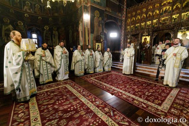 Sfânta Liturghie de la Proclamarea Canonizării Sfântului Cuvios Mucenic Visarion de la LainiciSfânta Liturghie de la Proclamarea Canonizării Sfântului Cuvios Mucenic Visarion de la Lainici