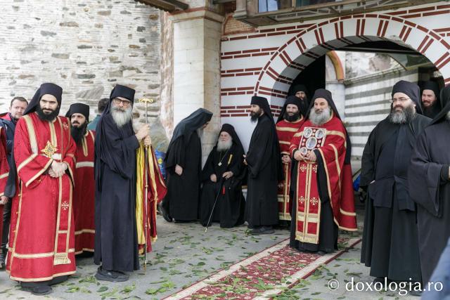 Priveghere la Mănăstirea Vatoped în cinstea Sfântului Cuvios Dionisie de la Colciu(Foto) Priveghere la Mănăstirea Vatoped în cinstea Sfântului Cuvios Dionisie de la Colciu