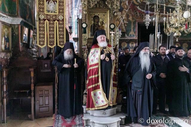 Priveghere la Mănăstirea Vatoped în cinstea Sfântului Cuvios Dionisie de la Colciu(Foto) Priveghere la Mănăstirea Vatoped în cinstea Sfântului Cuvios Dionisie de la Colciu