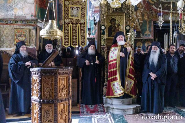 Priveghere la Mănăstirea Vatoped în cinstea Sfântului Cuvios Dionisie de la Colciu(Foto) Priveghere la Mănăstirea Vatoped în cinstea Sfântului Cuvios Dionisie de la Colciu