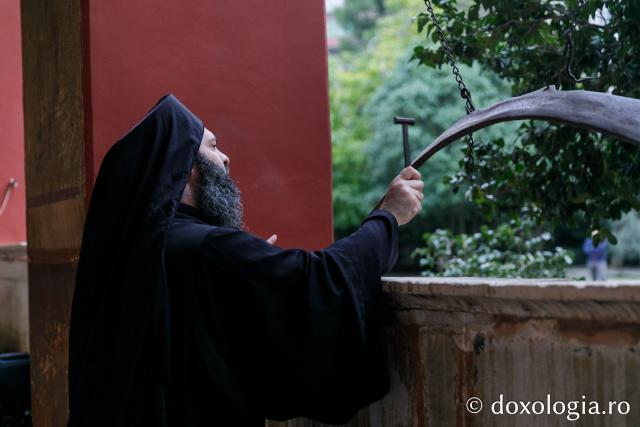 Priveghere la Mănăstirea Vatoped în cinstea Sfântului Cuvios Dionisie de la Colciu(Foto) Priveghere la Mănăstirea Vatoped în cinstea Sfântului Cuvios Dionisie de la Colciu