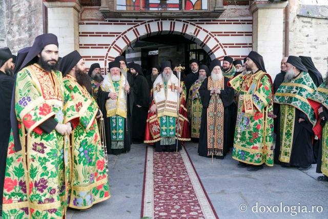Priveghere la Mănăstirea Vatoped în cinstea Sfântului Cuvios Dionisie de la Colciu(Foto) Priveghere la Mănăstirea Vatoped în cinstea Sfântului Cuvios Dionisie de la Colciu
