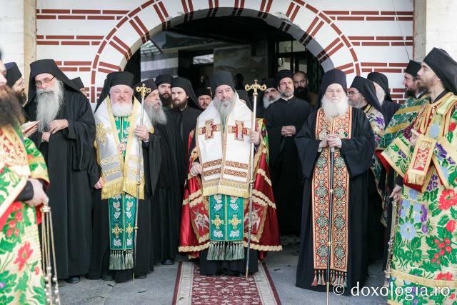 Priveghere la Mănăstirea Vatoped în cinstea Sfântului Cuvios Dionisie de la Colciu(Foto) Priveghere la Mănăstirea Vatoped în cinstea Sfântului Cuvios Dionisie de la Colciu