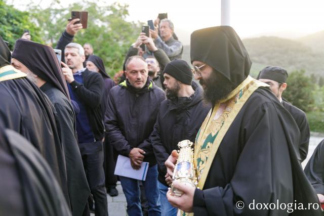 Priveghere la Mănăstirea Vatoped în cinstea Sfântului Cuvios Dionisie de la Colciu(Foto) Priveghere la Mănăstirea Vatoped în cinstea Sfântului Cuvios Dionisie de la Colciu