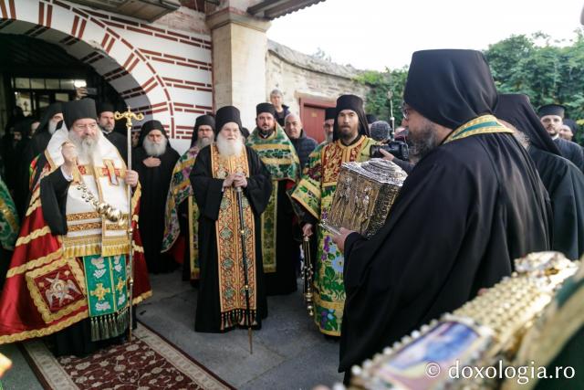 Priveghere la Mănăstirea Vatoped în cinstea Sfântului Cuvios Dionisie de la Colciu(Foto) Priveghere la Mănăstirea Vatoped în cinstea Sfântului Cuvios Dionisie de la Colciu