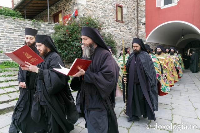 Priveghere la Mănăstirea Vatoped în cinstea Sfântului Cuvios Dionisie de la Colciu(Foto) Priveghere la Mănăstirea Vatoped în cinstea Sfântului Cuvios Dionisie de la Colciu