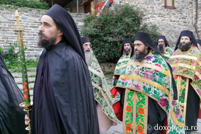 Priveghere la Mănăstirea Vatoped în cinstea Sfântului Cuvios Dionisie de la Colciu(Foto) Priveghere la Mănăstirea Vatoped în cinstea Sfântului Cuvios Dionisie de la Colciu