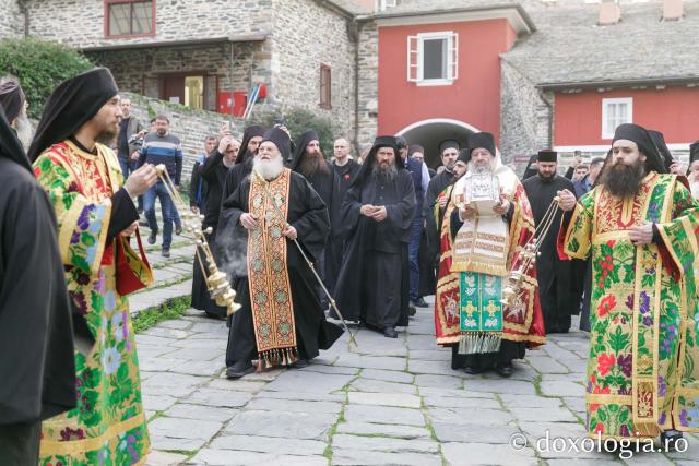 Priveghere la Mănăstirea Vatoped în cinstea Sfântului Cuvios Dionisie de la Colciu(Foto) Priveghere la Mănăstirea Vatoped în cinstea Sfântului Cuvios Dionisie de la Colciu