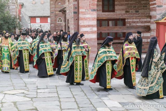Priveghere la Mănăstirea Vatoped în cinstea Sfântului Cuvios Dionisie de la Colciu(Foto) Priveghere la Mănăstirea Vatoped în cinstea Sfântului Cuvios Dionisie de la Colciu