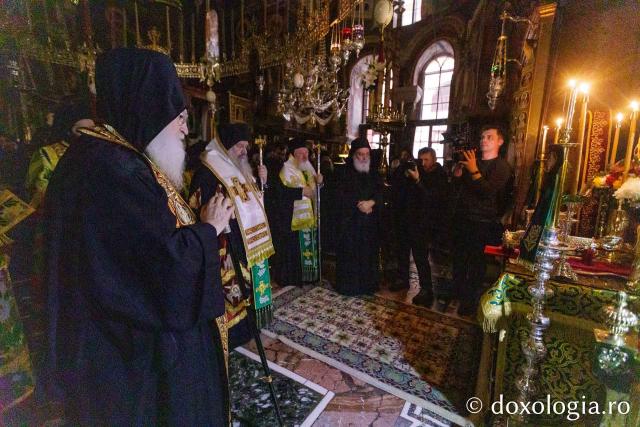 Priveghere la Mănăstirea Vatoped în cinstea Sfântului Cuvios Dionisie de la Colciu(Foto) Priveghere la Mănăstirea Vatoped în cinstea Sfântului Cuvios Dionisie de la Colciu