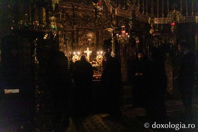 Priveghere la Mănăstirea Vatoped în cinstea Sfântului Cuvios Dionisie de la Colciu(Foto) Priveghere la Mănăstirea Vatoped în cinstea Sfântului Cuvios Dionisie de la Colciu