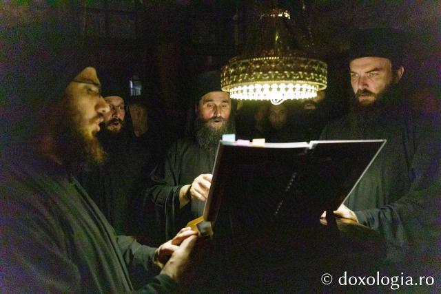 Priveghere la Mănăstirea Vatoped în cinstea Sfântului Cuvios Dionisie de la Colciu(Foto) Priveghere la Mănăstirea Vatoped în cinstea Sfântului Cuvios Dionisie de la Colciu