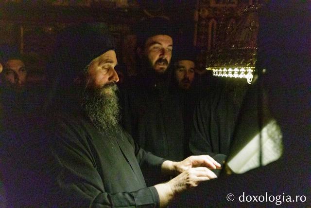 Priveghere la Mănăstirea Vatoped în cinstea Sfântului Cuvios Dionisie de la Colciu(Foto) Priveghere la Mănăstirea Vatoped în cinstea Sfântului Cuvios Dionisie de la Colciu