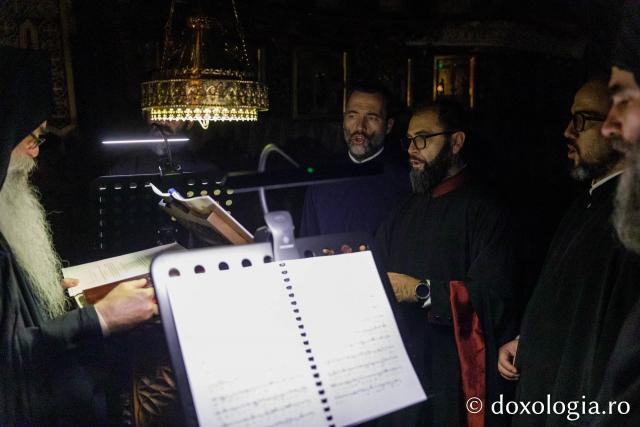 Priveghere la Mănăstirea Vatoped în cinstea Sfântului Cuvios Dionisie de la Colciu(Foto) Priveghere la Mănăstirea Vatoped în cinstea Sfântului Cuvios Dionisie de la Colciu