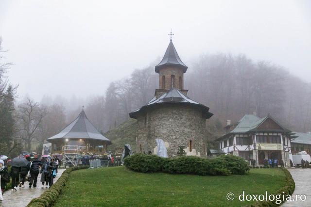 Priveghere în cinstea Sfântului Cuvios Mărturisitor Arsenie la Mănăstirea Prislop