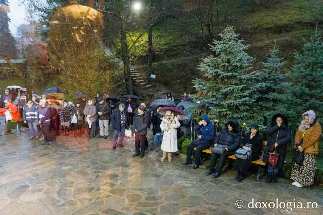 Priveghere în cinstea Sfântului Cuvios Mărturisitor Arsenie la Mănăstirea Prislop