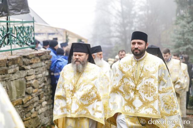 Mormântul Sfântului Cuvios Mărturisitor Arsenie de la Prislop