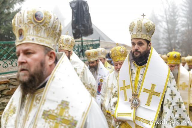 Mormântul Sfântului Cuvios Mărturisitor Arsenie de la Prislop