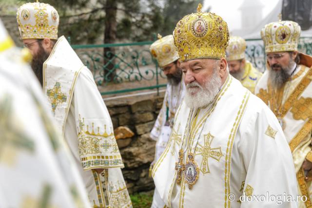 Mormântul Sfântului Cuvios Mărturisitor Arsenie de la Prislop