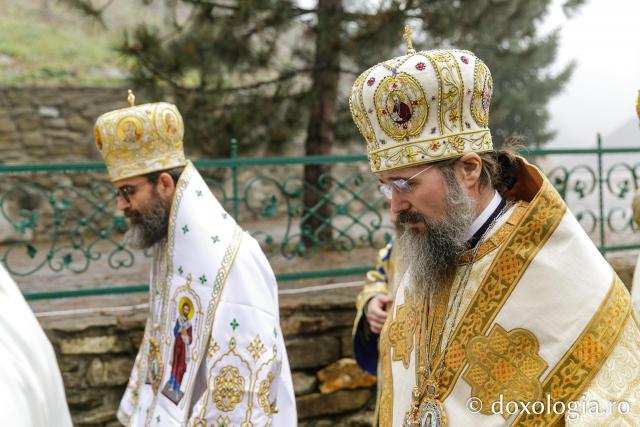 Mormântul Sfântului Cuvios Mărturisitor Arsenie de la Prislop