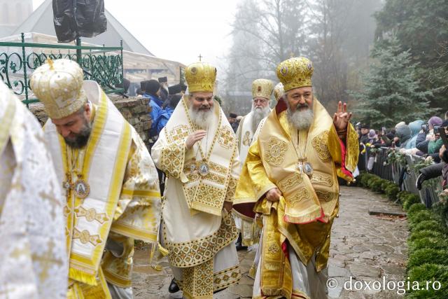 Mormântul Sfântului Cuvios Mărturisitor Arsenie de la Prislop