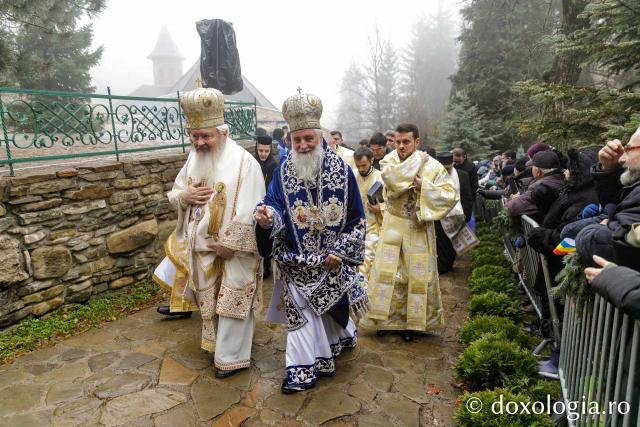 Mormântul Sfântului Cuvios Mărturisitor Arsenie de la Prislop