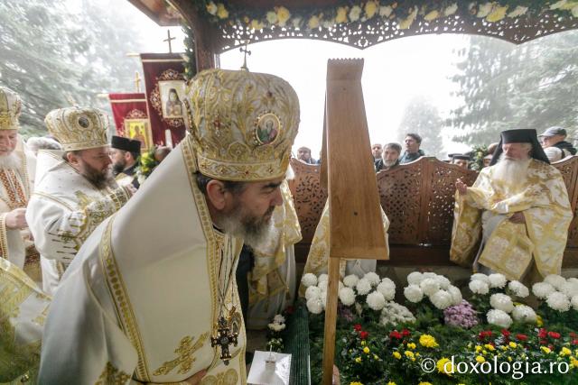 Mormântul Sfântului Cuvios Mărturisitor Arsenie de la Prislop