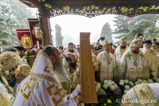 Mormântul Sfântului Cuvios Mărturisitor Arsenie de la Prislop