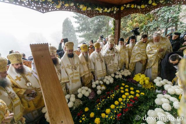 Mormântul Sfântului Cuvios Mărturisitor Arsenie de la Prislop