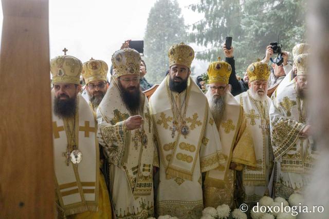 Mormântul Sfântului Cuvios Mărturisitor Arsenie de la Prislop