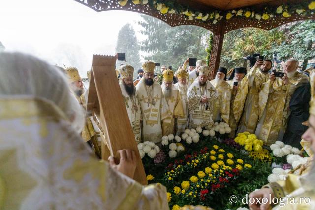 Mormântul Sfântului Cuvios Mărturisitor Arsenie de la Prislop