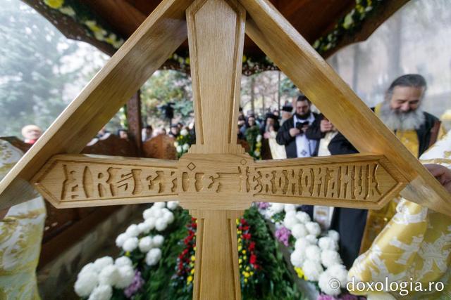 Mormântul Sfântului Cuvios Mărturisitor Arsenie de la Prislop