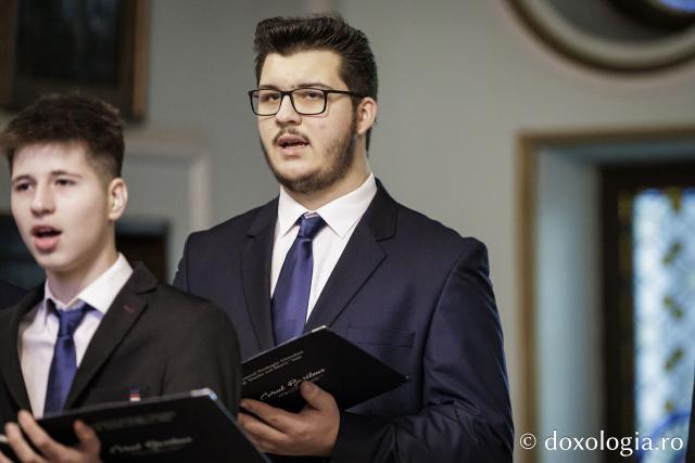 Seminarul Teologic Ortodox „Sfântul Vasile Cel Mare" din Iași – Colindători la Reședința Mitropolitană 2025
