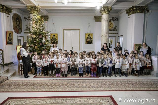 Grădinița „Sf. Sava” din Iași – Colindători la Reședința Mitropolitană 2025