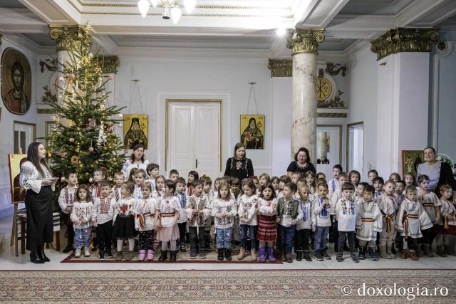 Grădinița „Sf. Sava” din Iași – Colindători la Reședința Mitropolitană 2025