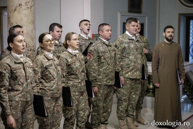 Corul militarilor din Brigada 15 Mecanizată „Podu Înalt” – Colindători la Reședința Mitropolitană 2025