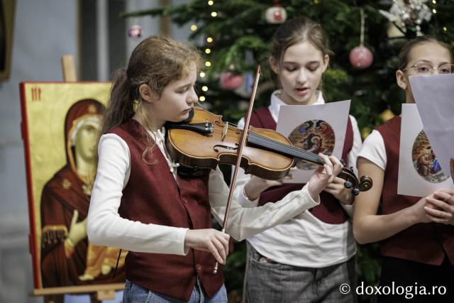 Școala „Ion Creangă” din Iași – Colindători la Reședința Mitropolitană 2025