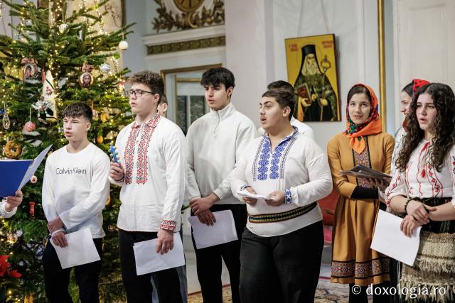 Liceul „Ion Neculce” din Tg. Frumos și Școala Strunga – Colindători la Reședința Mitropolitană 2025
