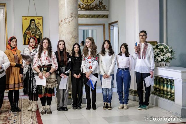 Liceul „Ion Neculce” din Tg. Frumos și Școala Strunga – Colindători la Reședința Mitropolitană 2025