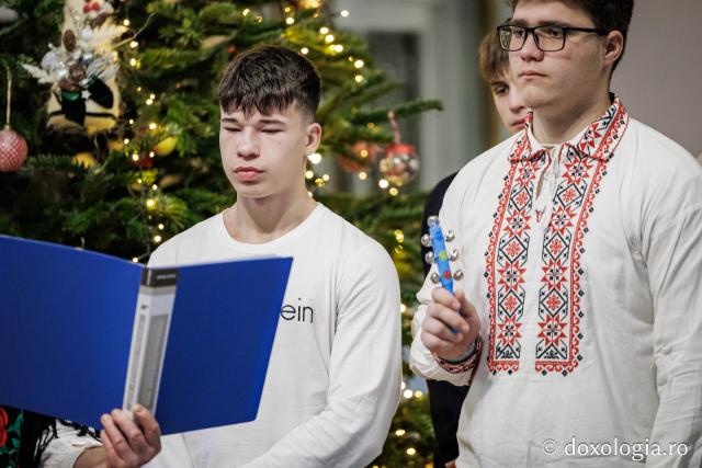 Liceul „Ion Neculce” din Tg. Frumos și Școala Strunga – Colindători la Reședința Mitropolitană 2025