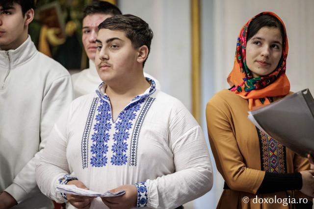 Liceul „Ion Neculce” din Tg. Frumos și Școala Strunga – Colindători la Reședința Mitropolitană 2025