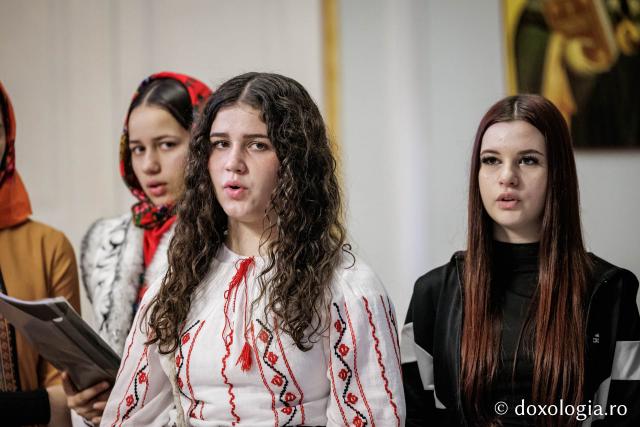 Liceul „Ion Neculce” din Tg. Frumos și Școala Strunga – Colindători la Reședința Mitropolitană 2025