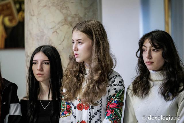 Liceul „Ion Neculce” din Tg. Frumos și Școala Strunga – Colindători la Reședința Mitropolitană 2025