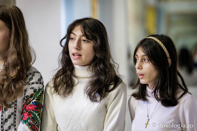 Liceul „Ion Neculce” din Tg. Frumos și Școala Strunga – Colindători la Reședința Mitropolitană 2025