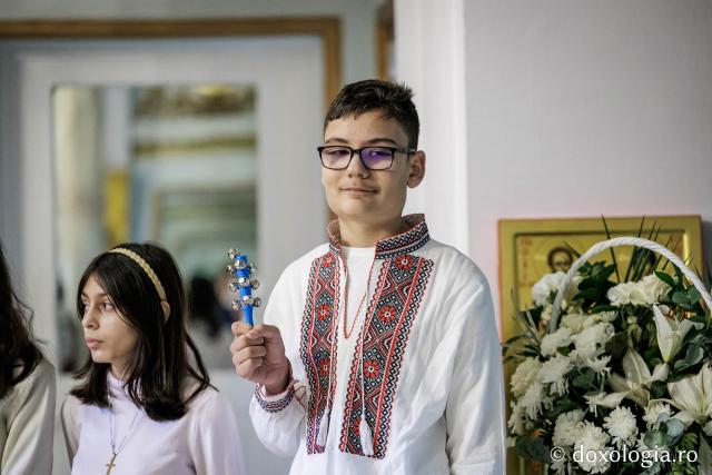 Liceul „Ion Neculce” din Tg. Frumos și Școala Strunga – Colindători la Reședința Mitropolitană 2025