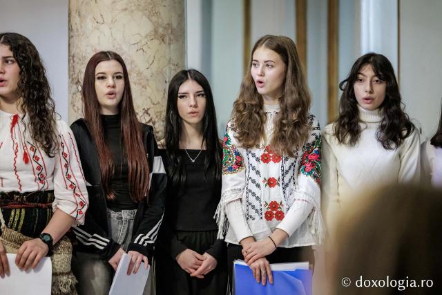 Liceul „Ion Neculce” din Tg. Frumos și Școala Strunga – Colindători la Reședința Mitropolitană 2025