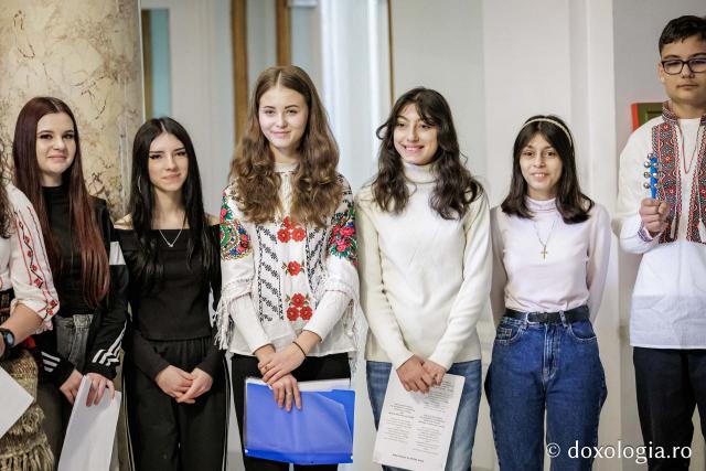 Liceul „Ion Neculce” din Tg. Frumos și Școala Strunga – Colindători la Reședința Mitropolitană 2025