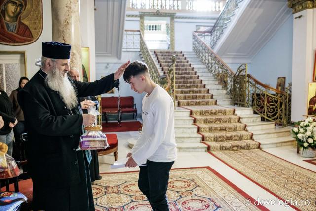 Liceul „Ion Neculce” din Tg. Frumos și Școala Strunga – Colindători la Reședința Mitropolitană 2025